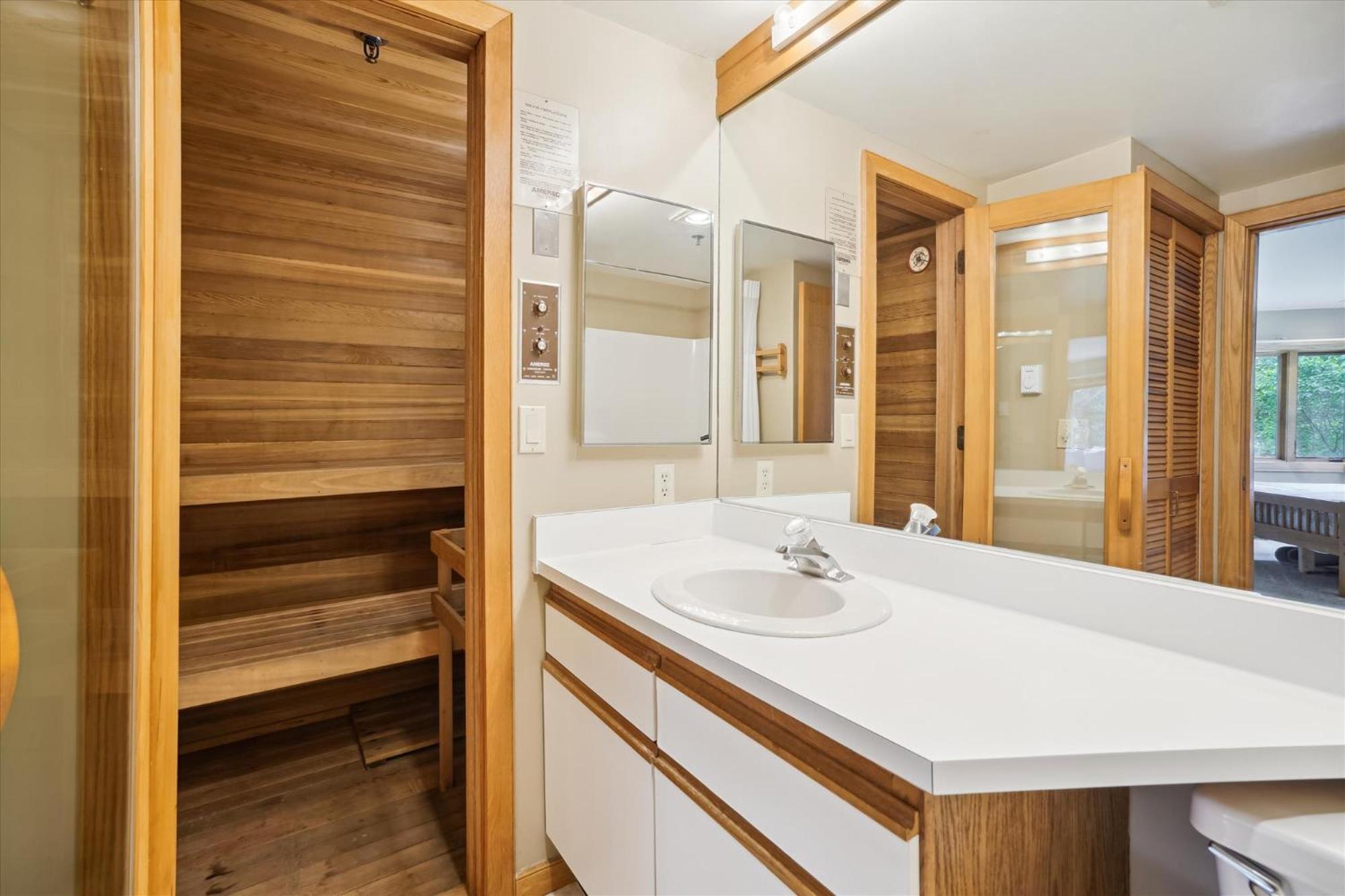 Amazing View, Location, Back Trails, Sports Center, Pool Highridge B4 Highridge Holiday home